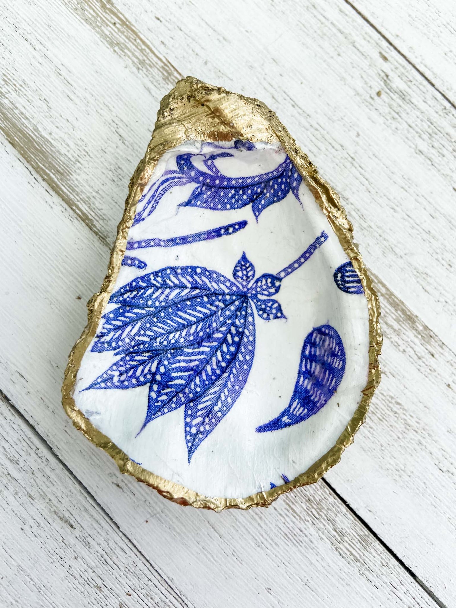 Blue Willow Oyster Shell Ring Dish image 0